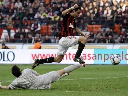 Inzaghi regala al Milan 
un pezzo di Champions 
La Fiorentina affonda