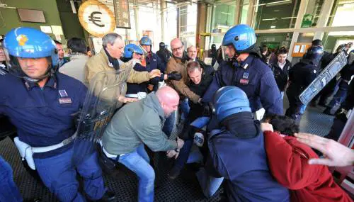Torino, scontri in ateneo tra autonomi e polizia