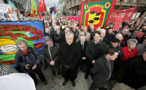 Irlanda del Nord, Belfast in piazza contro la violenza, l'appello del Papa