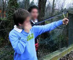 Ragazzini terribili con la fionda e col fucile da sub