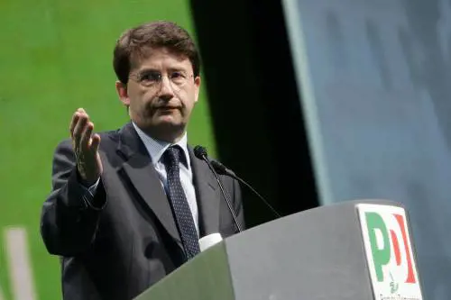 Tassa sui ricchi, la Camera boccia Franceschini 
Ma lui: cose inimmaginabili se Pdl vince europee