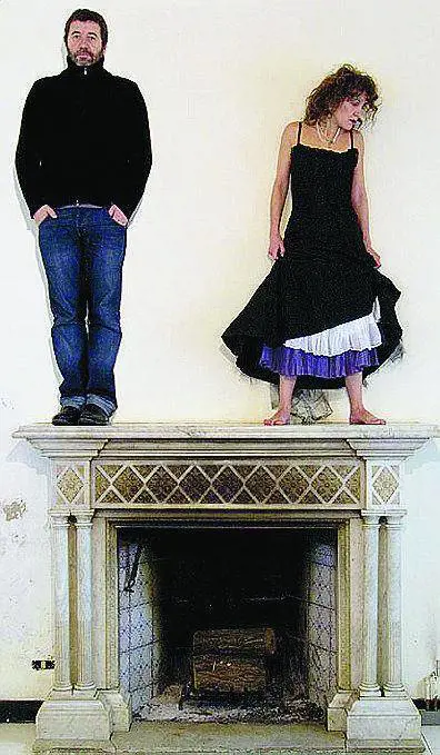 Lartista accompagna il visitatore in un percorso «ad enigmi»