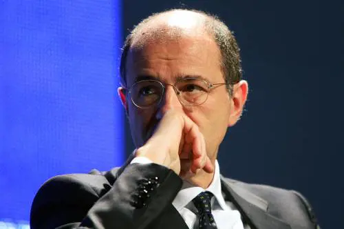 Banca Intesa, Passera:  
"Sì ai Tremonti bond 
Prefetti? Non è saggio"