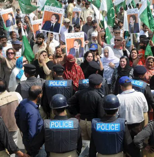 Pakistan, domiciliari per l'ex premier Sharif 
ma lui sfida il governo e scende in piazza