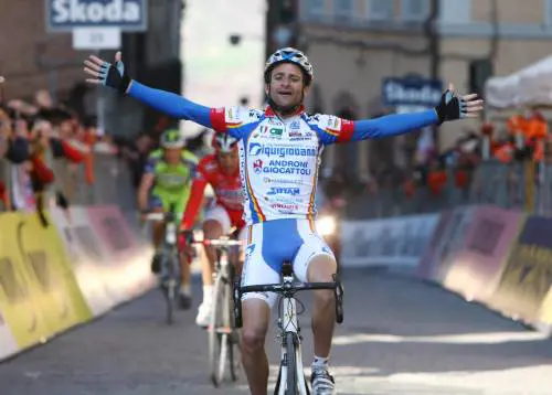 Tirreno-Adriatico: tappa e maglia a Scarponi, bene Basso