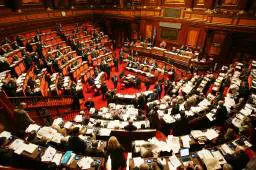 Bocciato il tetto massimo 
agli stipendi dei manager 
Stop sugli aiuti ai precari