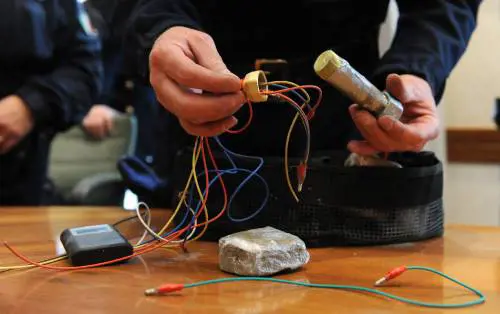 Incappucciata e legata al letto 
Paura per una cintura sospetta