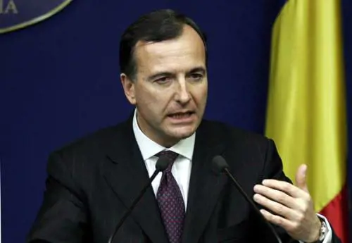 Frattini: "Da 15 anni c’e un solo capo: tutti si ritrovano in Berlusconi"