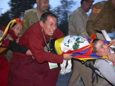 Cina, rivolta contro polizia 
In manette 100 monaci tibetani