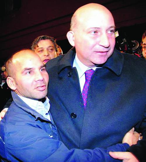 Ora «faccia da pugile» chiede il risarcimento E intanto cerca lavoro