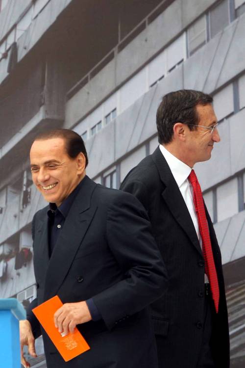 Lo stop di Fini: "Il premier non irrida i deputati" 
Ma Berlusconi: "Stravolto il mio ragionamento"