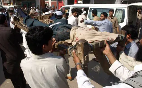 Pakistan, kamikaze in una moschea: 70 morti