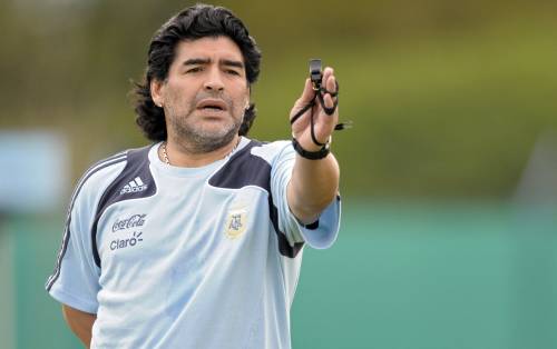 Maradona replica durissima a Pelé: 
"Ha perso la verginità con un uomo"