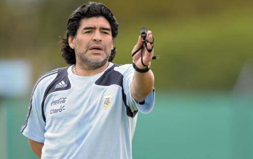 Maradona replica durissima a Pelé: 
"Ha perso la verginità con un uomo"