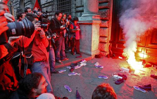 No global in corteo, lancio di fumogeni e scarpe