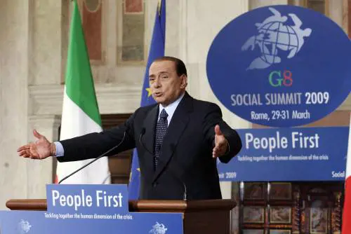 Berlusconi: "Lavoro, 
nel 2010 sono a rischio  
20 milioni di impieghi"