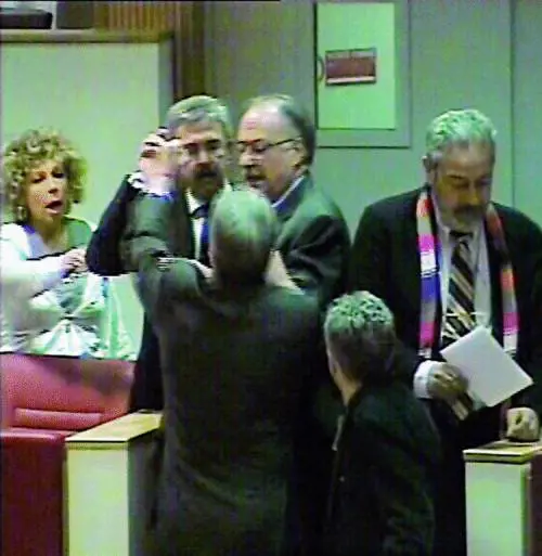 Regione, la politica fatta con i piedi  trasforma il consiglio in un ring