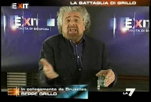 Grillo torna in tv: insulta tutti, poi lascia gli studi
