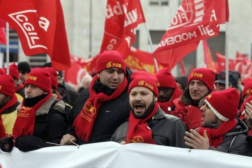 Franceschini e tutto il Pd in piazza con la Cgil 
Sacconi: "Come manifestare contro la pioggia"