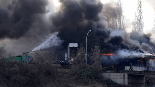 Strasburgo, fiamme e scontri al summit 
E' ancora guerriglia dei no global: 50 feriti