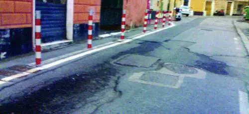 Buchi nellasfalto e traffico rovente: ma i vigili devono solo fare le multe