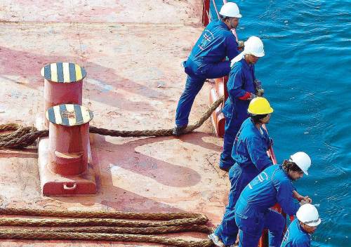 La denuncia: quei marinai invisibili 
prigionieri delle "navi morte"