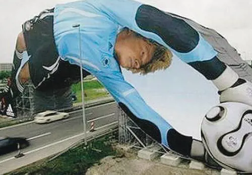 Ecco i manifesti pubblicitari più pazzi del mondo