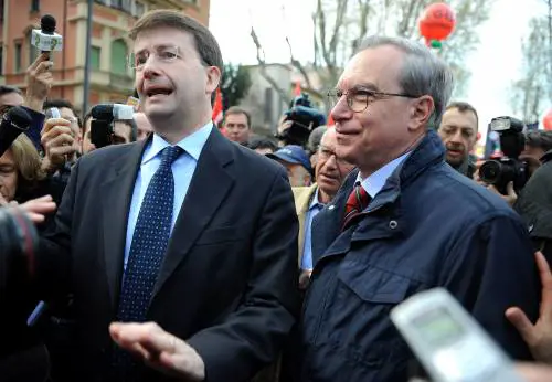 Franceschini: "Il premier? Finito il suo ciclo" 
Bonaiuti: "No, a finire è quello della sinistra"