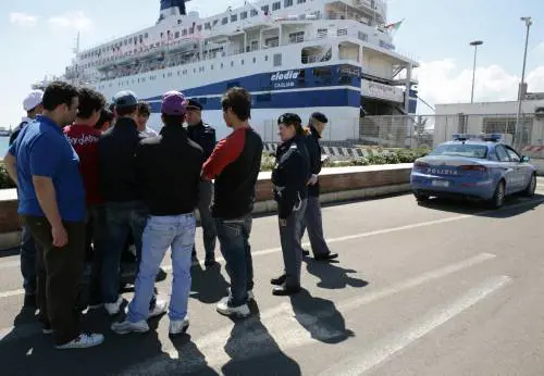 Scolaresca aggredita da ultras del Cagliari 
Scambiati per tifosi del Catania: 6 arresti