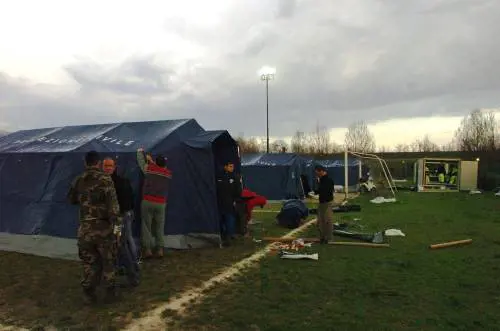 La prima lunga notte 
degli sfollati in fuga