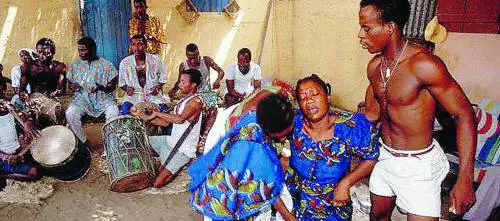 Cacciato perché vuole donare libri alla biblioteca