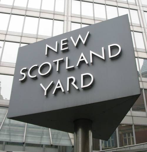 Scotland Yard, fuga di notizie sul blitz 
Si dimette il capo dell'anti-terrorismo