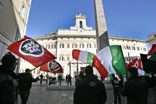 "Basta con destra e sinistra 
Meglio etica, epica ed estetica"