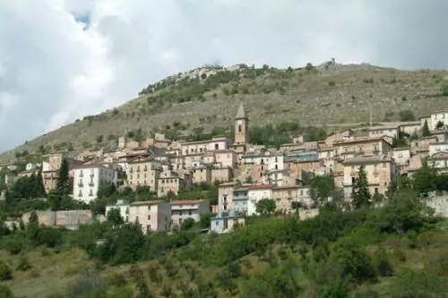 Calascio, simbolo dell'Abruzzo che non crolla
