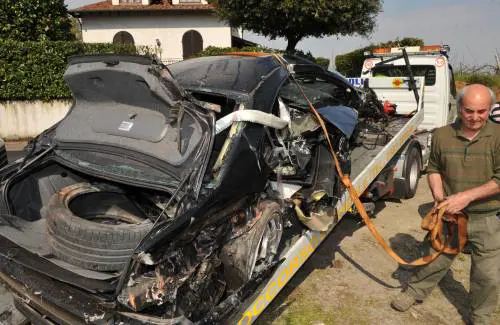 Lucca, auto si schianta contro un muro: 4 morti
