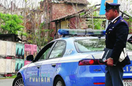 Violentata e abbandonata nuda in strada