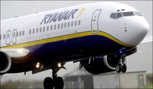 Aereo Ryanair atterra sulla via di rullaggio invece che sulla pista