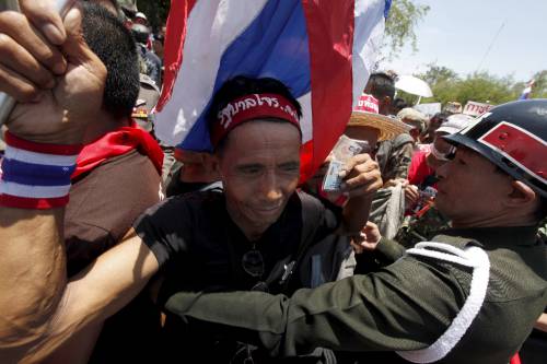 Bangkok, finito l'assedio dei ribelli 
Mandato di cattura per Thaksin 