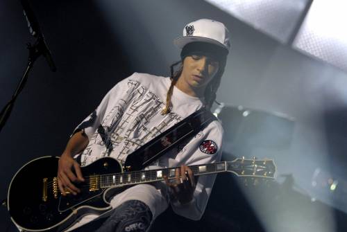 Il chitarrista dei Tokio Hotel  
prende a pugni una fan