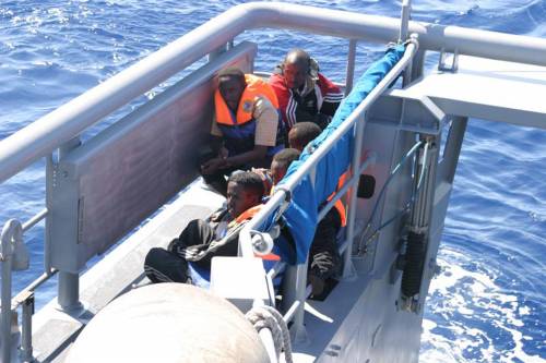 Nave con 154 migranti ferma tra l'Italia e Malta 
Maroni: "Si assumano le loro responsabilità"