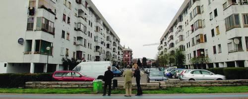 «Hai già casa? Niente alloggio popolare» Ma la legge non vale per gli immigrati...