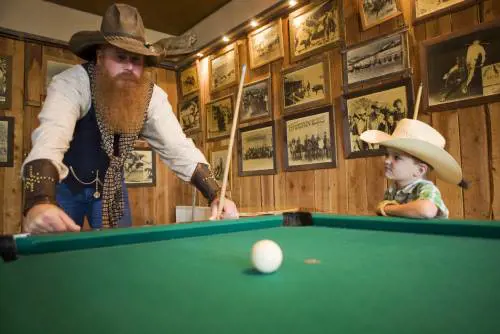 Oggi i cowboy cavalcano ancora 
Ma il petrolio è peggio dei Sioux