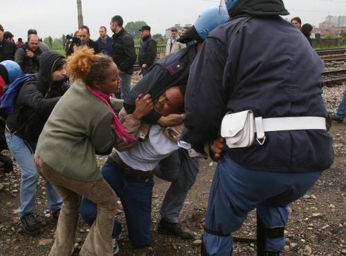 Milano, duri scontri tra rifugiati e polizia: 7 feriti