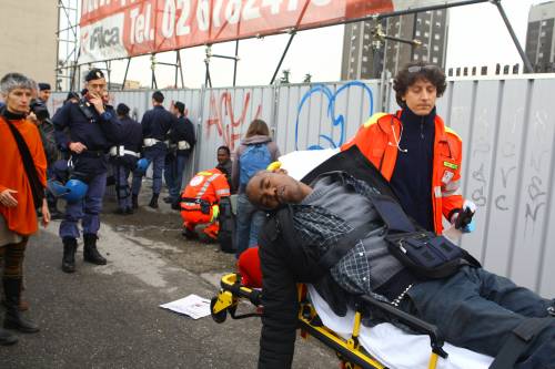 Bruzzano, i rifugiati occupano i binari 
poi il ponte della Milano-Meda: scontri