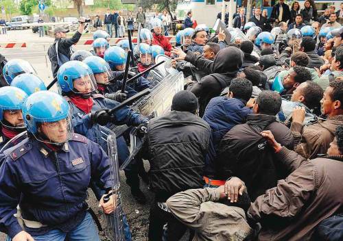 Scontri tra gli immigrati e la polizia 
Sette feriti, strade e binari occupati