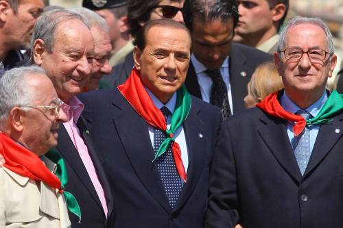 Il nuovo 25 aprile, la sfida di Berlusconi 
Il tricolore al collo per riunificare l’Italia