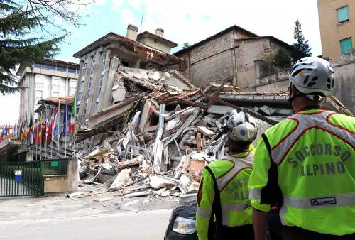 Terremoto, agibili metà degli edifici. Gli sfollati sono oltre 65mila