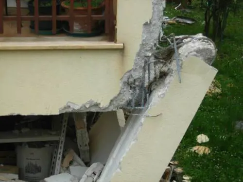 L'Aquila, sotto inchiesta la via dei "palazzi inginocchiati"