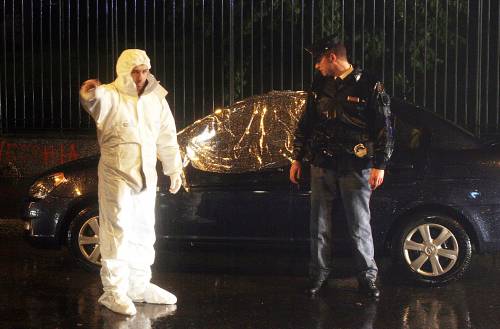 Giallo a Milano, donna seminuda morta in auto