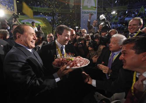 Berlusconi: "Scusate, non vi ho portato le veline"